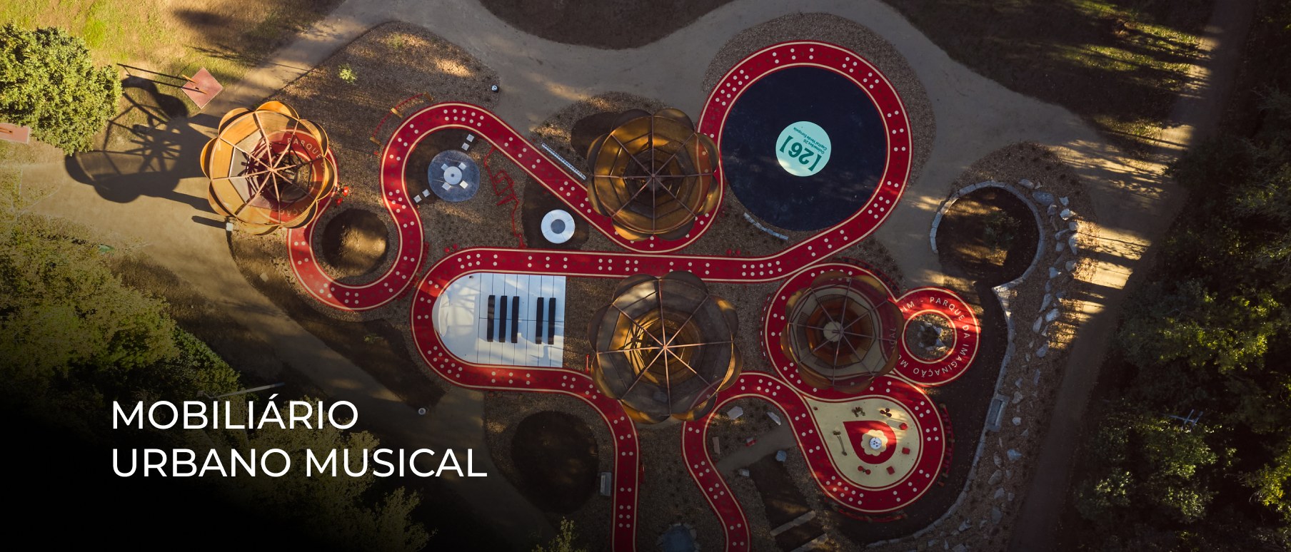 Mobiliário Urbano Musical: vista aérea de um parque com instrumentos musicais Microcubo